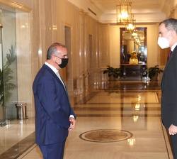 Su Majestad el Rey recibe el saludo del presidente de la Plataforma del Voluntariado de España, Luciano Poyato Roca